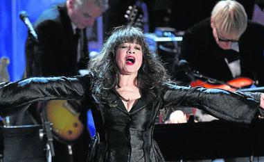 Ronnie Spector, durante una actuación en la ceremonia del Salón de la Fama de 2010./reuters