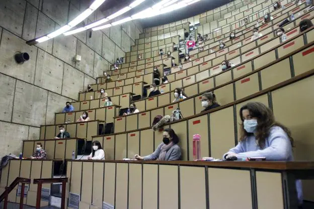 Graduates in Medicine, during the MIR tests. 