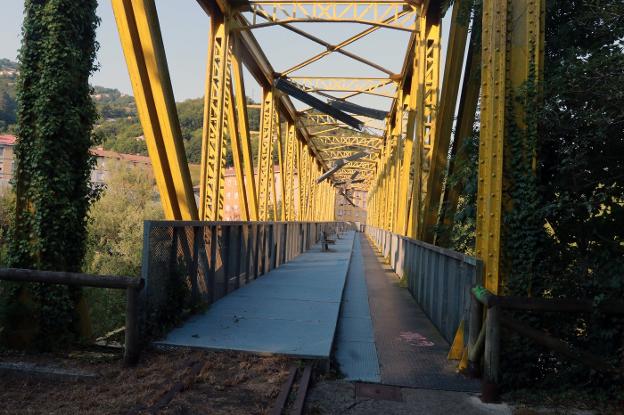 Puente de los Gallegos, sobre el río Nalón, en Sotrondio. 