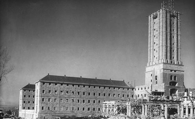 La Universidad Laboral, en construcción. Sobre 1950./