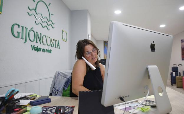 Una empleada de una agencia de viajes de Gijón. /Luis Manso