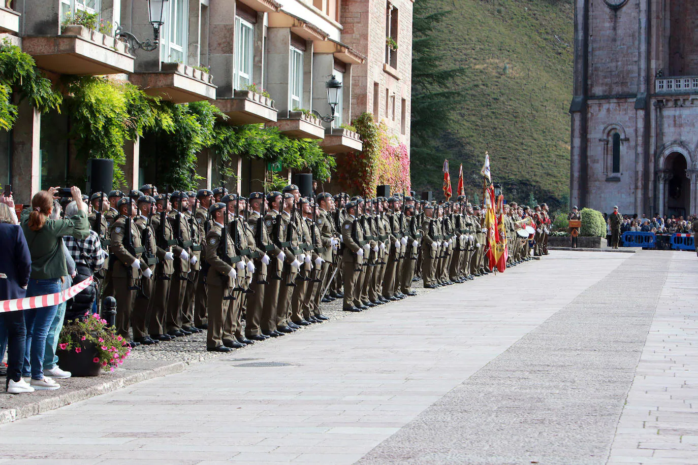Multitudinaria jura de bandera civil en Covadonga 