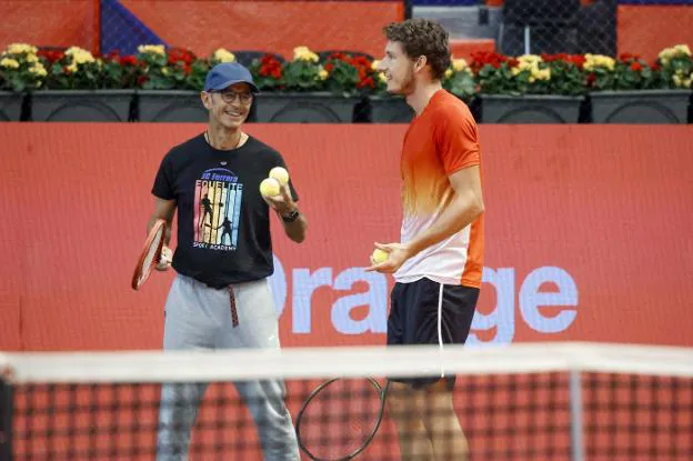 Pablo Carreño trained yesterday on the central court of the Palacio de Deportes under the supervision of his coach, Samuel López. / ARNALDO GARCIA