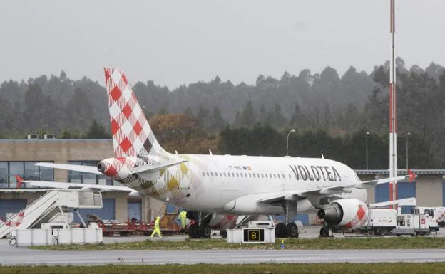 Imagen de archivo de un avión de Volotea en el Aeropuerto de Asturias/J.C. Tuero