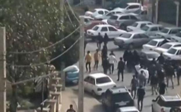 Manifestantes iraníes cantando consignas marchan en una calle de la ciudad noroccidental de Ardabil. 