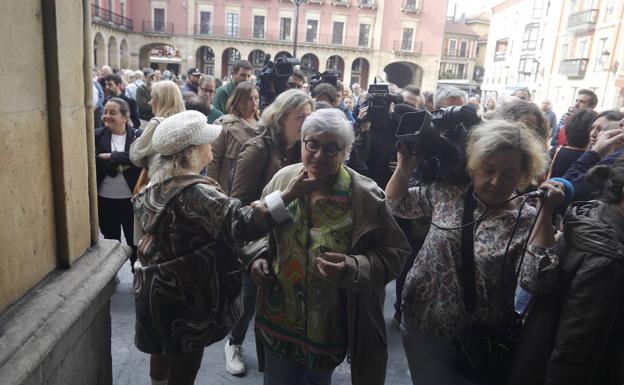 Dolor, tensión y protestas en Gijón en la concentración por la muerte de la pequeña Olivia