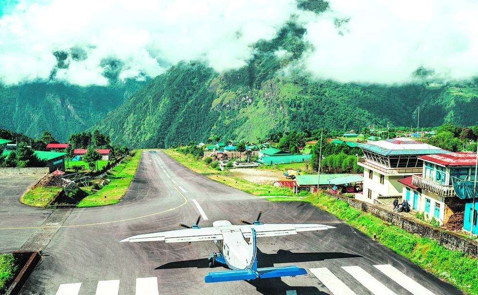 Una avioneta se dispone a despegar del aeropuerto de Tenzing-Hillay, en Nepal./S. Liudmyla