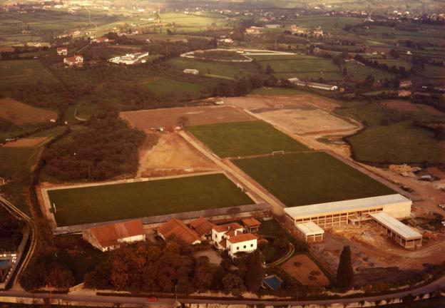 Imagen aérea de la construcción de la Escuela de Fútbol de Mareo en el mes de abril del año 1976.