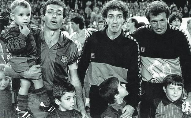 Quini con sus hermanos, sus hijos, sus sobrinos y Johan Cruyff, en el partido homenaje de despedida en el Camp Nou en octubre de 1984
