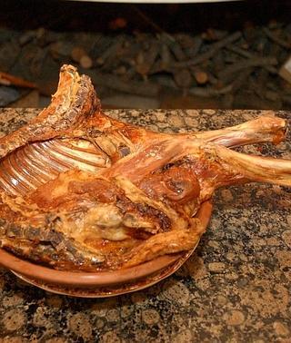 Cordero al horno de leña en tu casa: el delivery llega a la cocina  tradicional