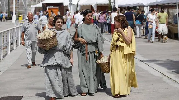 El Puerto Deportivo de Gijón fue ayer, y será aún hoy, sede de mercado romano con muestras de oficios y caracterización para los visitantes./