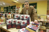 EL AUTOR. Alejandro Martínez Gallo posa con sus libros en la librería Zifar. / PALOMA UCHA/